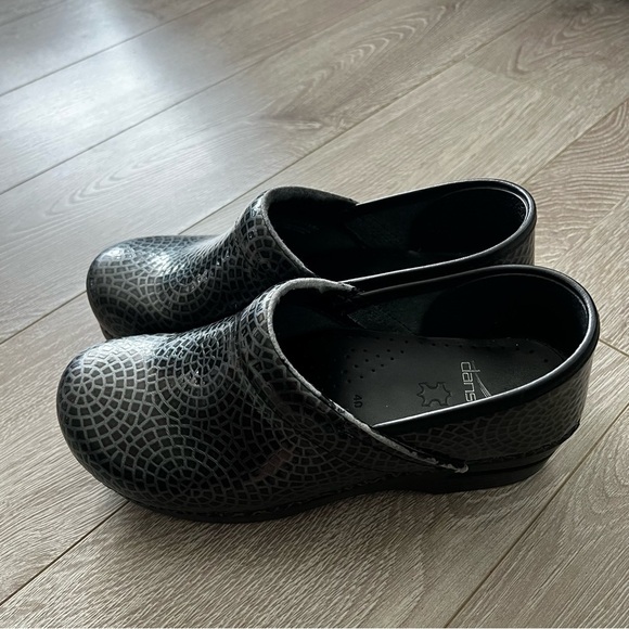 Dansko Women’s Professional Clogs Size 9.5 -10 , 40. Black and Silver Print. - Picture 6 of 7